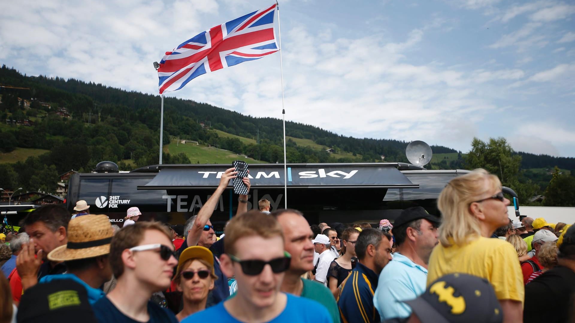 Die Tour fest in britischer Hand: Radsportfans von der Insel haben sich vor dem Start des vorletzten Tagesabschnitts vor dem Sky-Teambus positioniert.