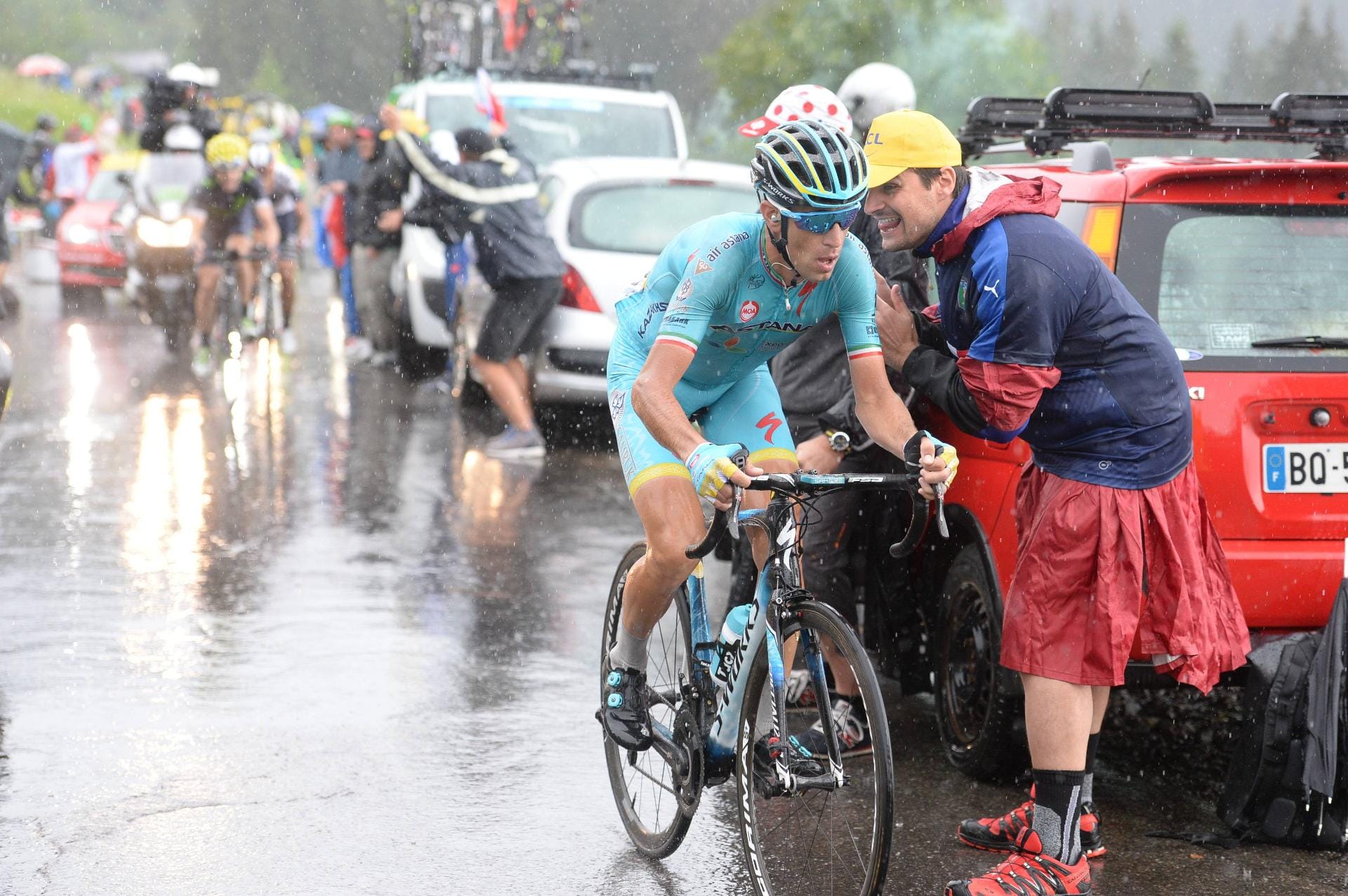 Am Schlussanstieg prasselte es dann gehörig auf die Radprofis nieder. Hier kämpft sich der ehemalige Gesamtsieger Vincenzo Nibali durch den Regen.