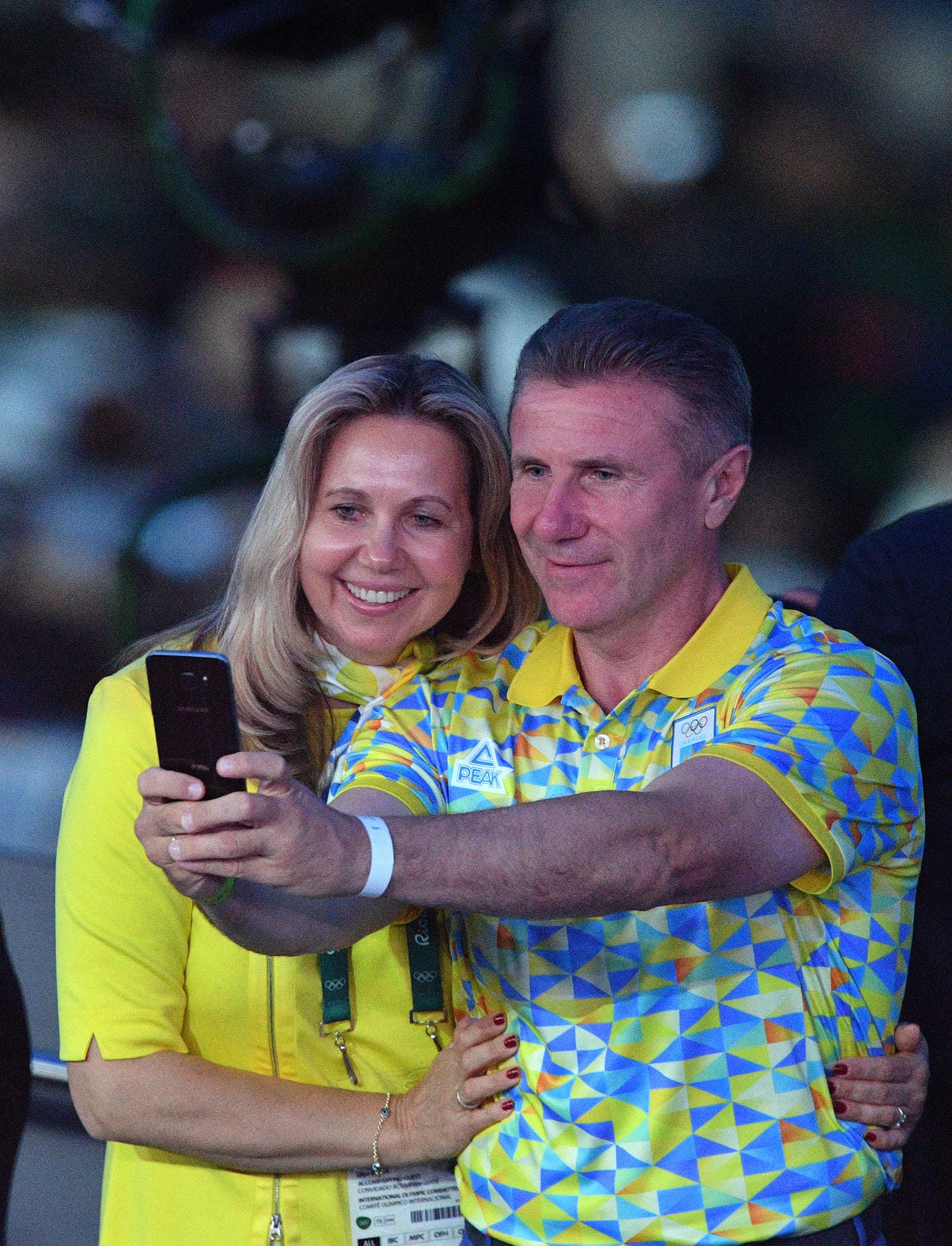 Ex-Stabhochspringer Sergej Bubka und seine Frau machen noch schnell ein Selfie, bevor es losgeht.