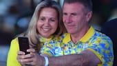 Ex-Stabhochspringer Sergej Bubka und seine Frau machen noch schnell ein Selfie, bevor es losgeht.