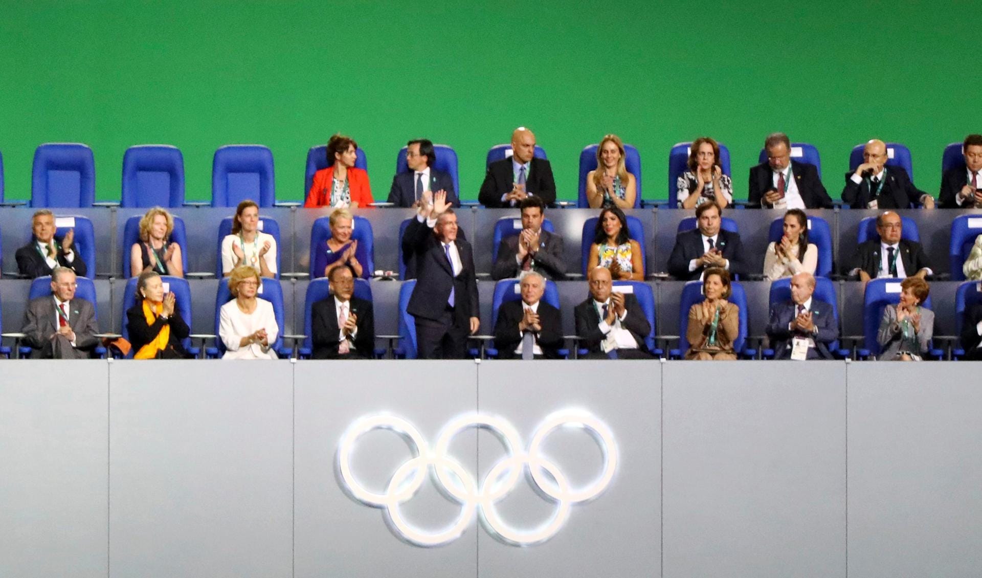 IOC-Präsident Thomas Bach (Mitte) winkt in die Menge.
