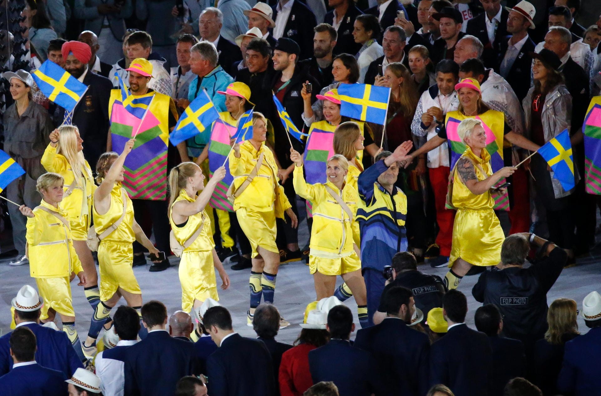 Die schwedische Delegation fällt durch ihre besondere Kleidung auf.