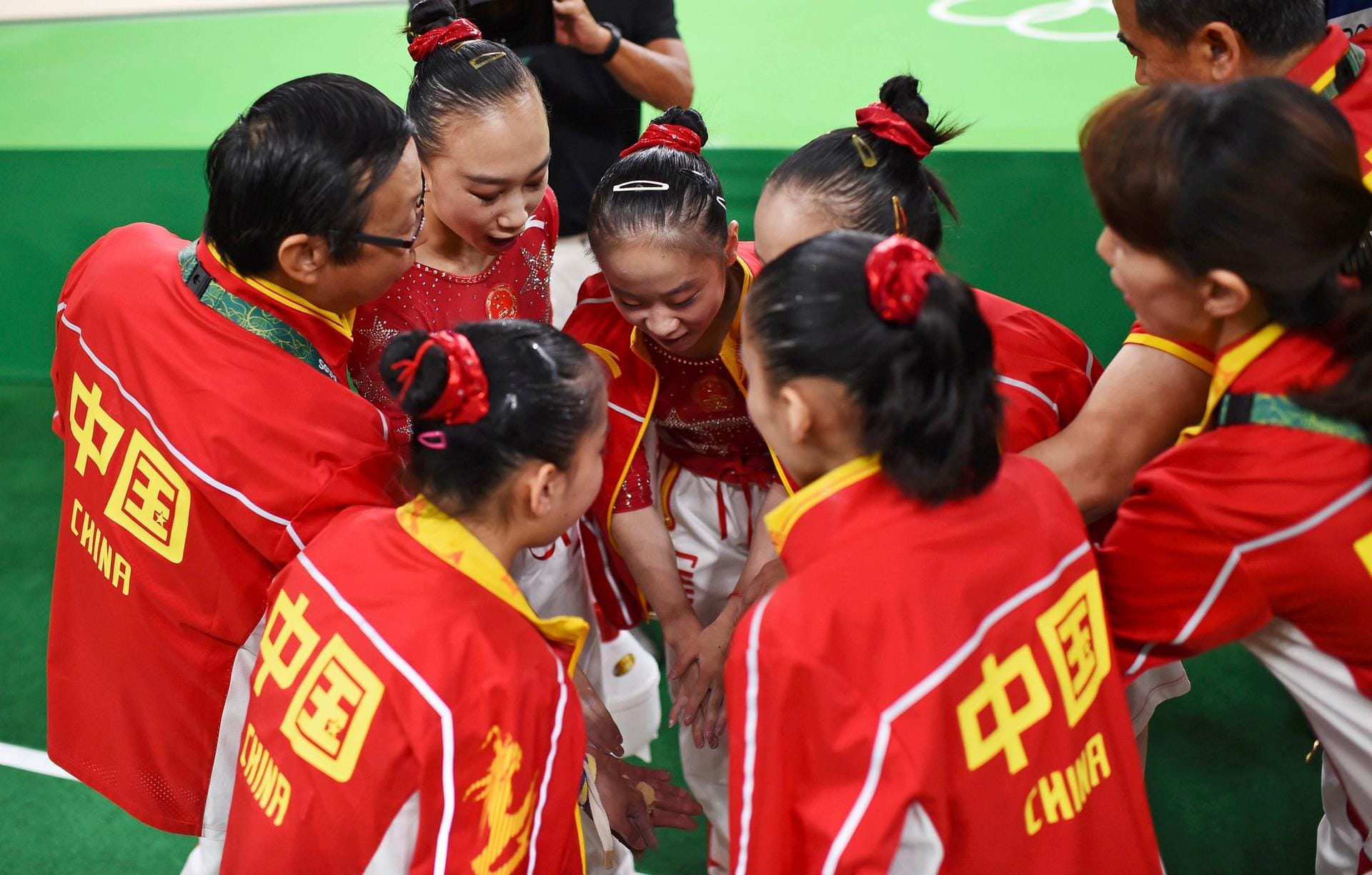 Gemeinsam vor dem Wettkampf: Das chinesische Turner-Team schwört sich ein.