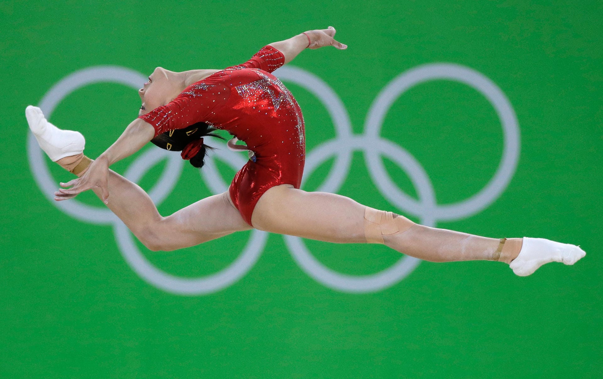 Bild mit Symbolkraft: Die Chinesin Fan Yilin steht vor den olympischen Ringen förmlich in der Luft.