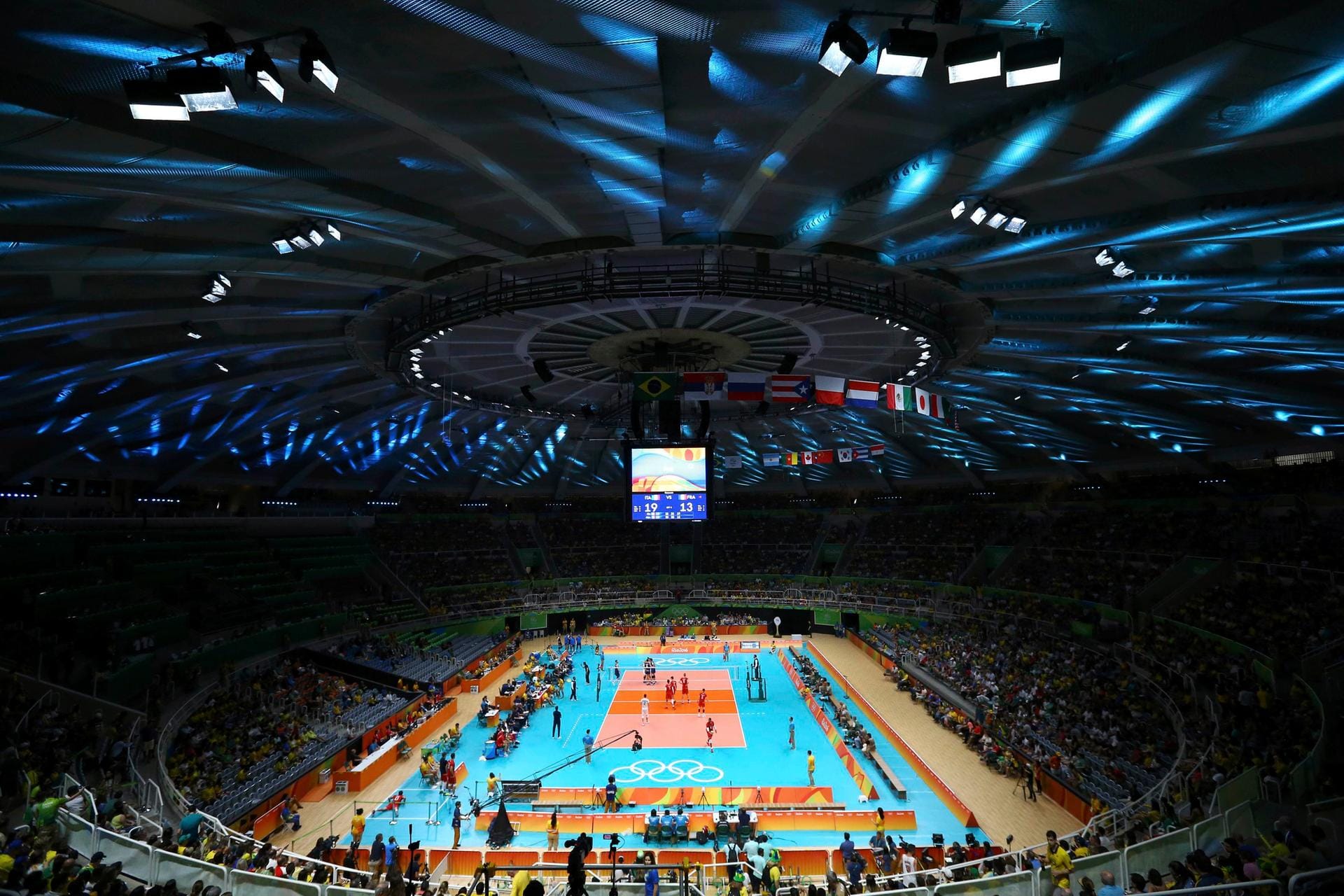 Frankreich trifft im Volleyball auf Italien - im "Maracanazinho" von Rio hat man spektakuläre Sicht.