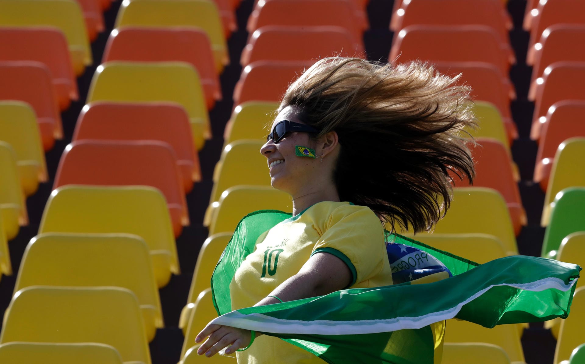 Große Leistungen - auch auf auf den Tribünen: Eine brasilianische Anhängerin beim Rugby der Frauen.