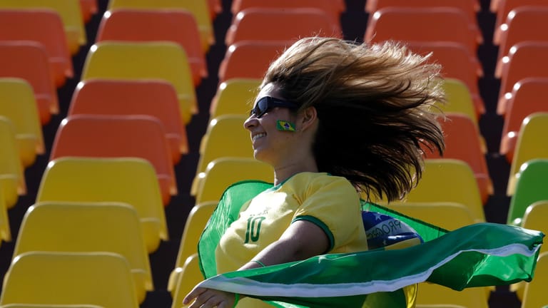 Große Leistungen - auch auf auf den Tribünen: Eine brasilianische Anhängerin beim Rugby der Frauen.