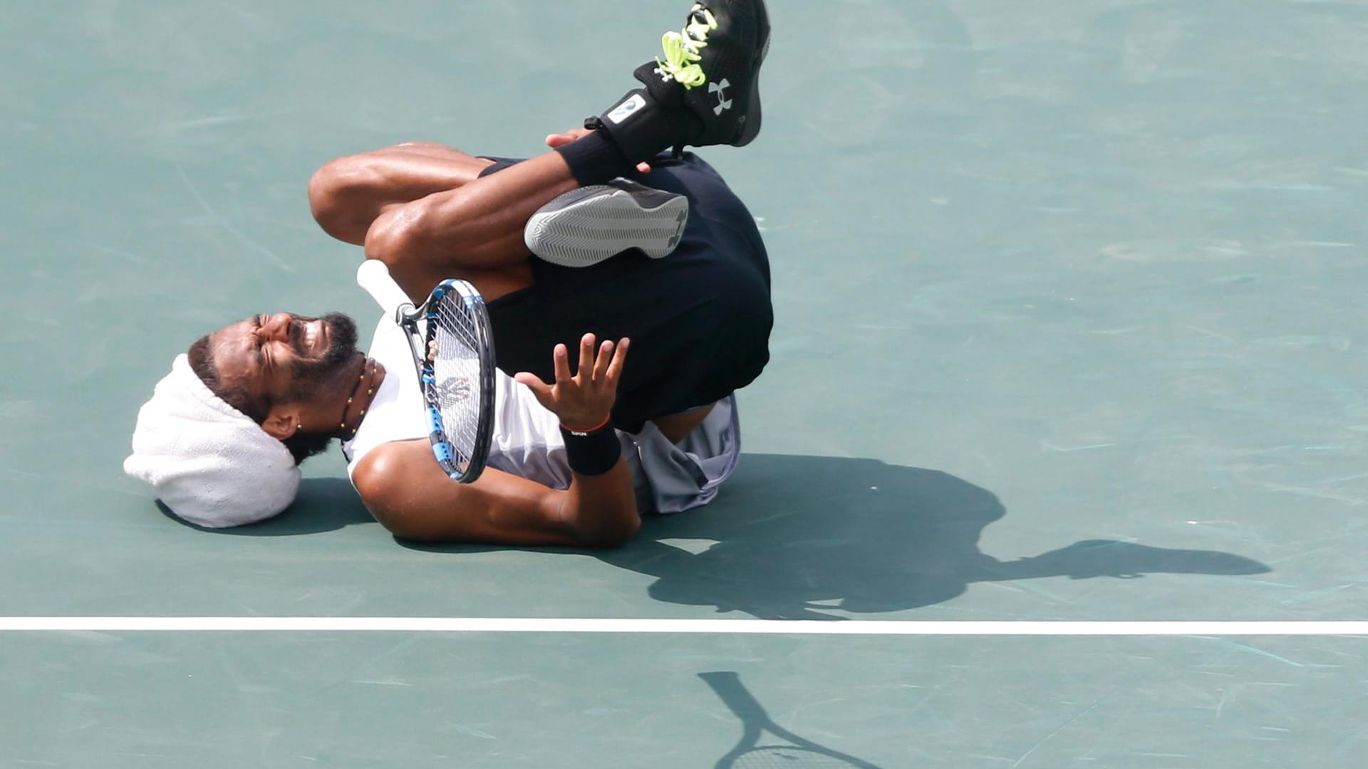 Bitterer Abschied unter Tränen: Der deutsche Tennisspieler Dustin Brown muss beim olympischen Turnier verletzt aufgeben.