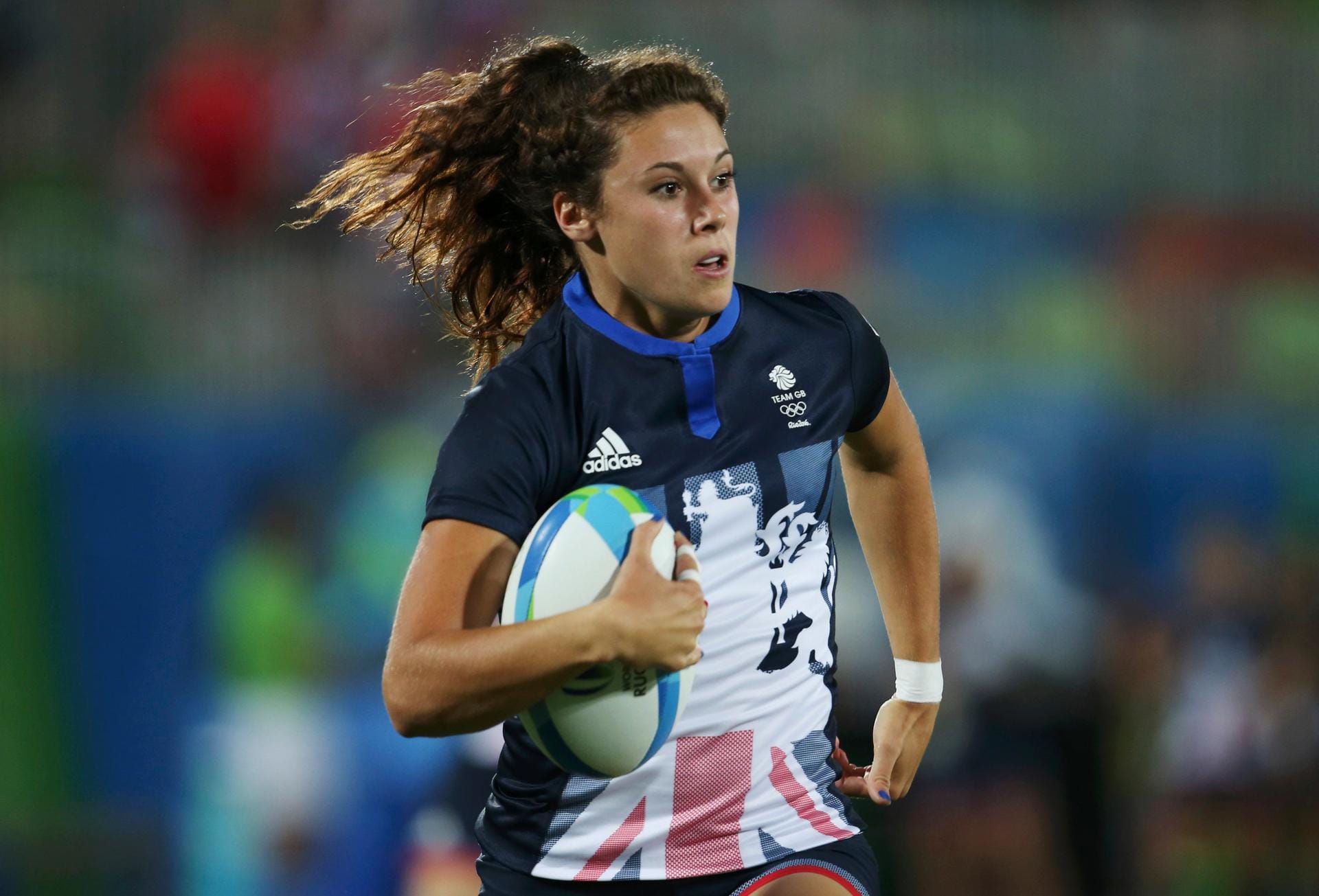 So schön kann Rugby sein: Die Britin Abigail Brown war auf dem Weg zu Punkten. Sie gewann die Partie gegen den Inselstaat Fidschi mit ihrem Team schließlich 26:7. Damit steht Großbritannien im Halbfinale gegen Neuseeland.