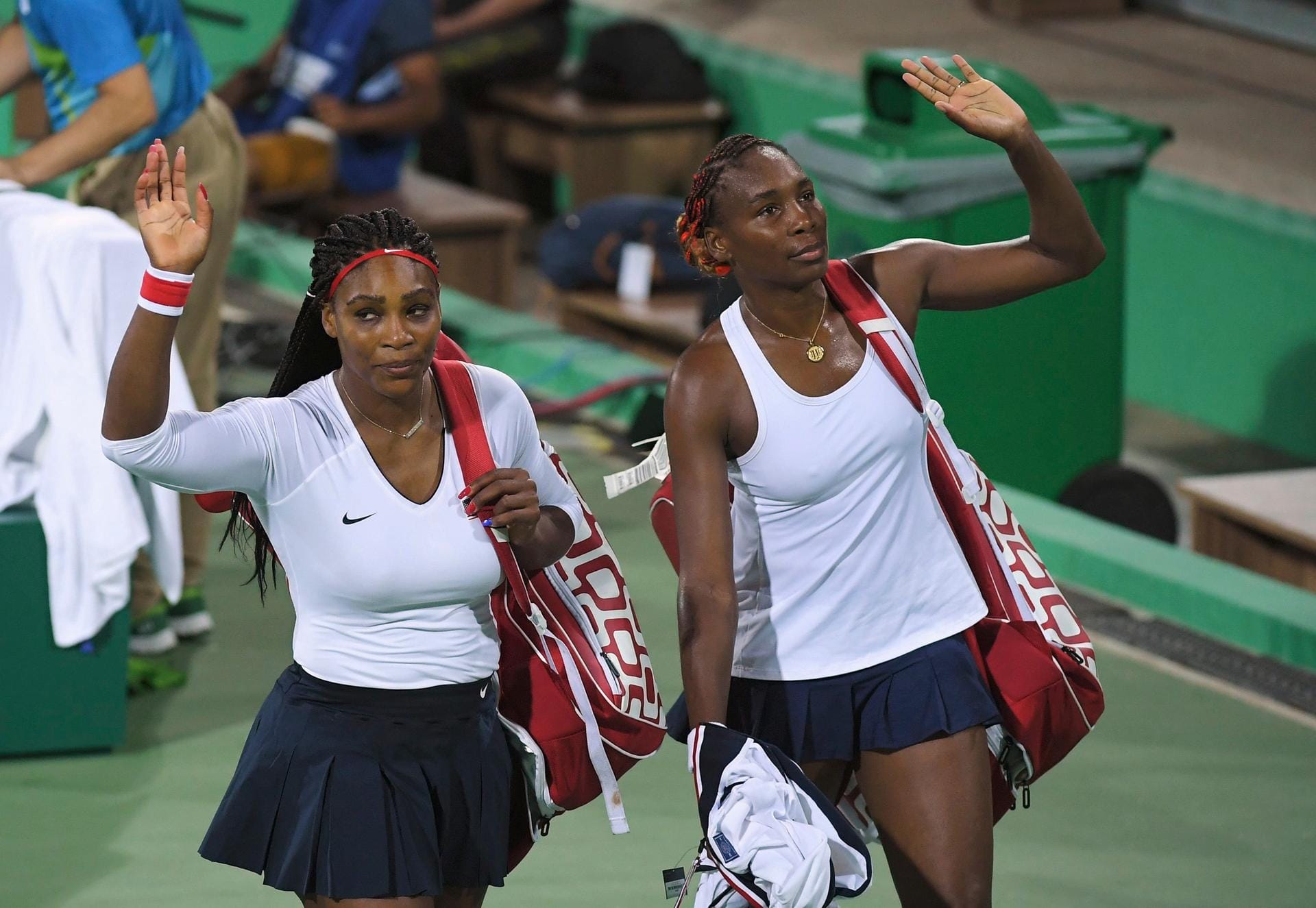 Abschiedsgruß: Überraschend sind Serena Williams (links) und ihre Schwester Venus bereits in der ersten Runde des Doppelturniers im Tennis ausgeschieden. Die US-Amerikanerinnen verloren in zwei Sätzen gegen das Duo Lucie Safarova/Barbora Strycova aus Tschechien.