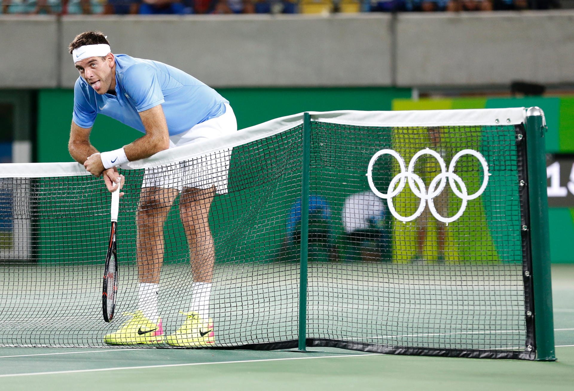 Netzangriff: Der Argentinier Juan Martin Del Potro war in seinem Tennis-Match gegen den Serben Novak Djokovic sehr anlehungsbedürftig. Am Ende durfte sich der Südamerikaner jedoch freuen, hatte er den Goldfavoriten doch in zwei Sätzen bezwungen.