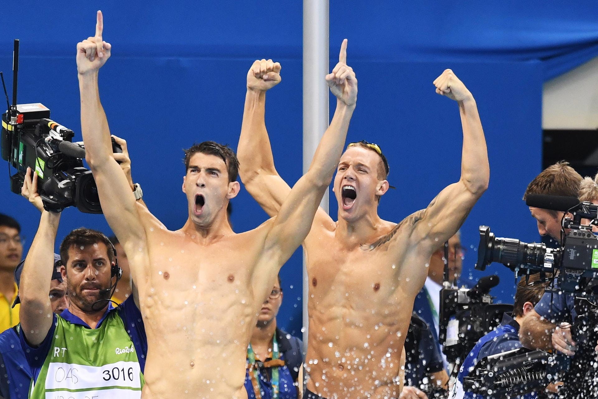 Das kann er jubeln: Michael Phelps gewann im letzten Wettkampf des Tages seine insgesamt 19. olympische Goldmedaille. Der US-Schwimmer setzte sich mit der Staffel (rechts Caeleb Dressel) über 4-x-100-Meter durch.