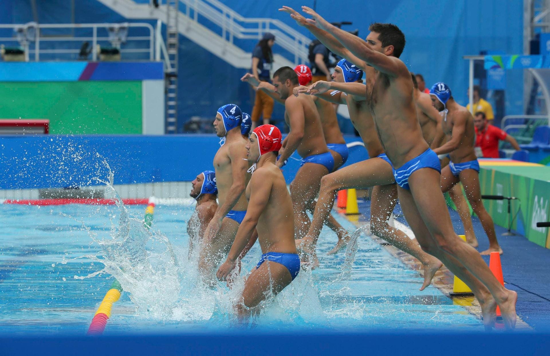 Griechen gehen baden: Momentaufnahe vor dem Wasserball-Spiel gegen Serbien.