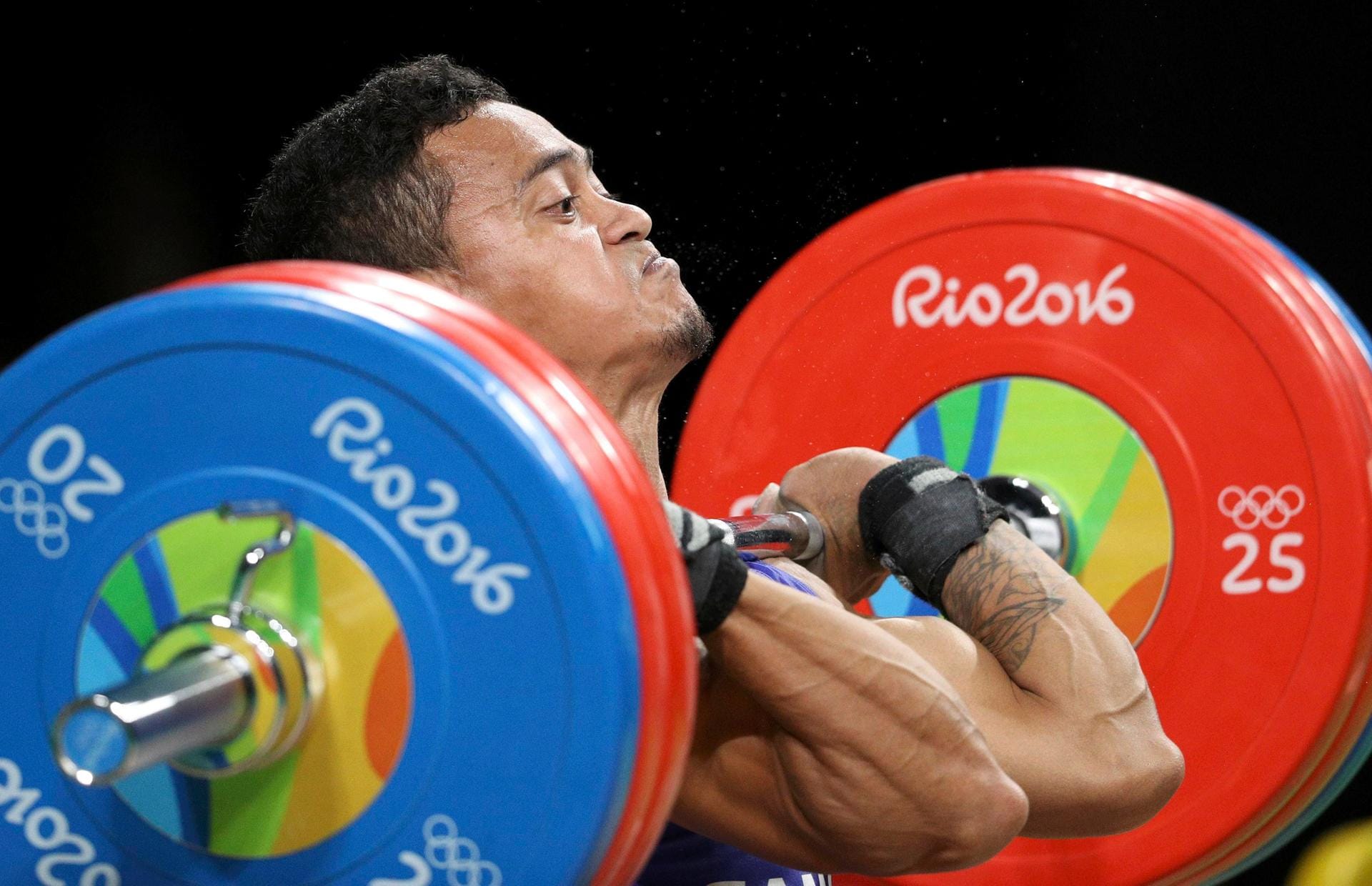 Vaipava Ioane aus Samoa stemmt Gewichte.