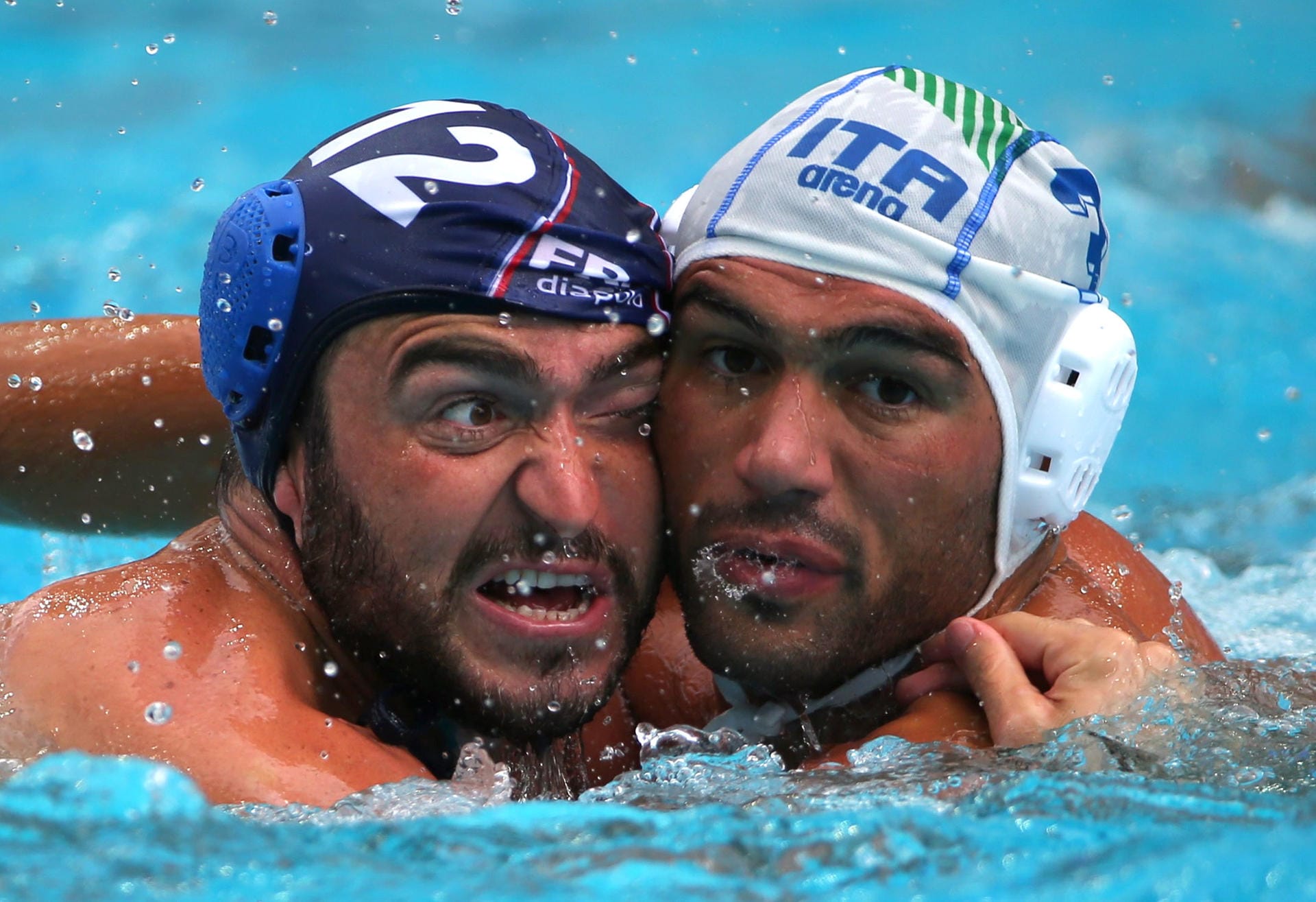 Wasserball ist Kontaktsport: Alexandre Camarasa (li.) und Niccolo Gitto geraten aneinander.