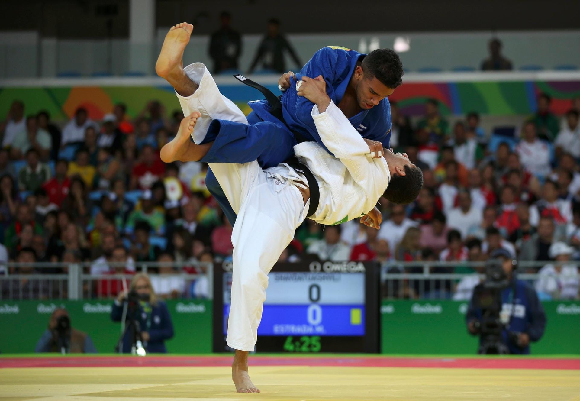 Judo akrobatisch: Der Georgier Lasha Shavdatuashvili wird vom Kubaner Magdiel Estrada zu Boden geschleudert.