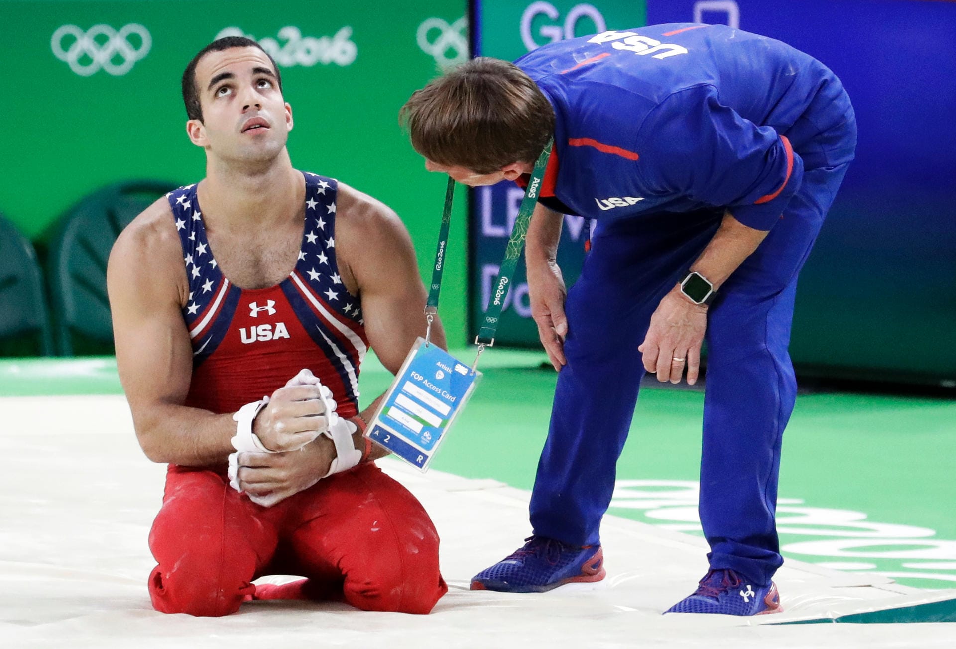 Verzweifelter Blick: Danell Leyva konnte es nicht glauben. Der US-Boy stürzte bei seiner Übung vom Reck und büßte damit alle Medaillenchancen für sein Team ein. Am Ende stand nur Rang fünf.