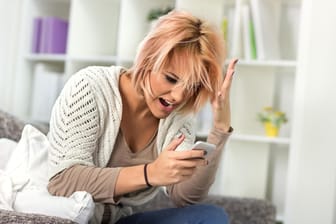 Eine wütende Frau: Wenn Nutzer Sie nerven, kann es helfen, sie zu blockieren.