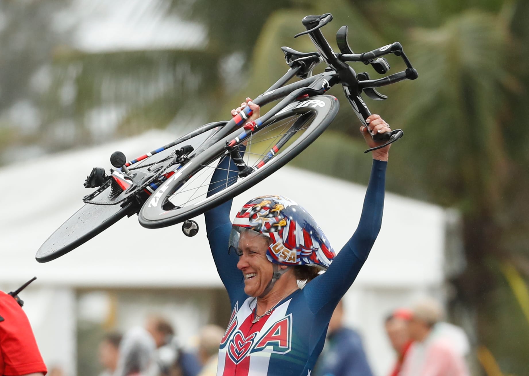 Abgehoben: Am besten kam Kristin Armstrong mit den Bedingungen zurecht. So fuhr die US-Amerikanerin zum Hattrick - ihr drittes Olympia-Gold im Zeitfahren in Serie.
