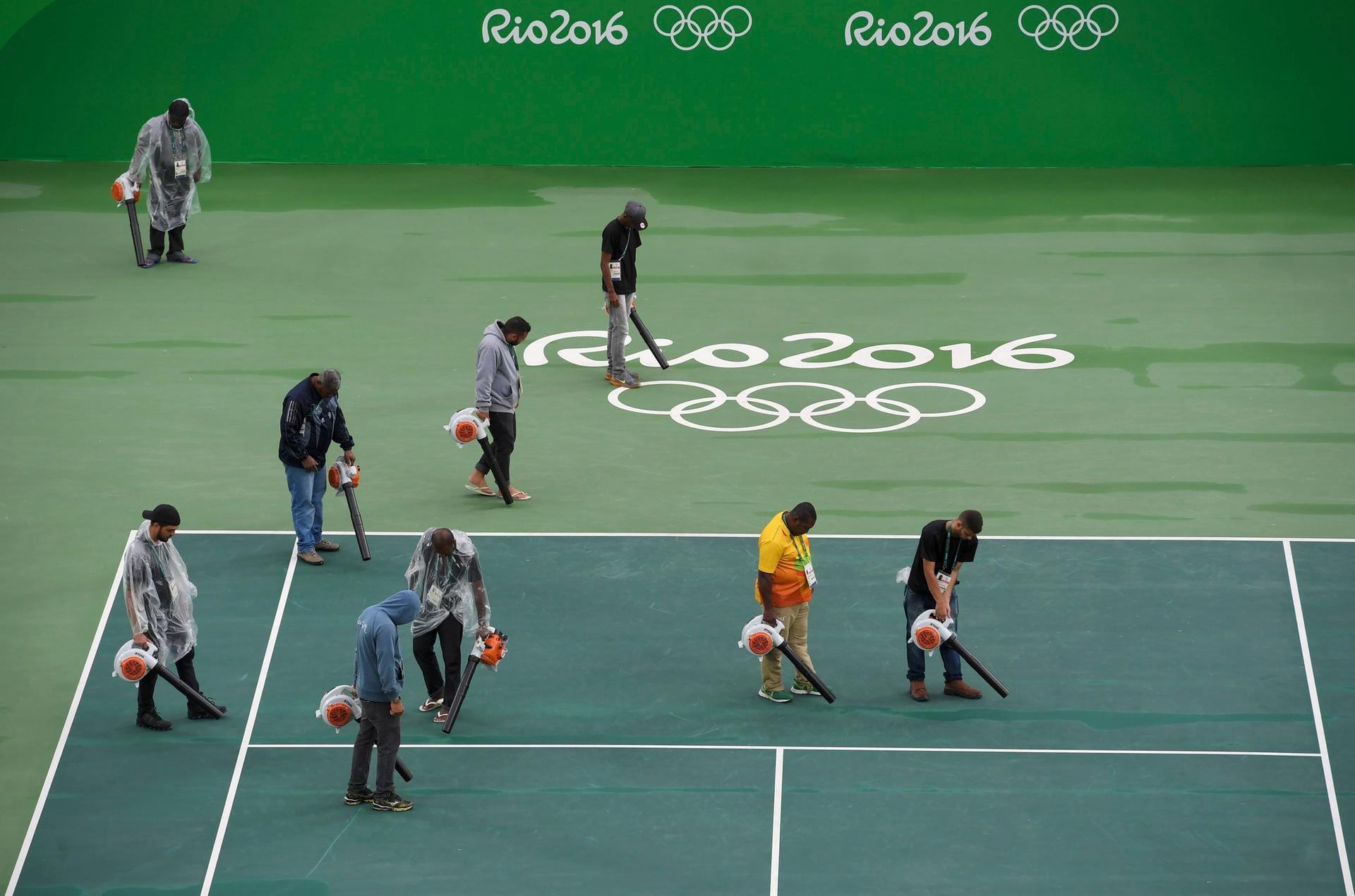 Laubbläser in geheimer Mission: Auch die Tennis-Wettbewerbe mussten wetterbedingt nach hinten verschoben werden. Die Organisatoren setzten auf eine altbekannte Methode, um die Courts bespielbar zu machen.