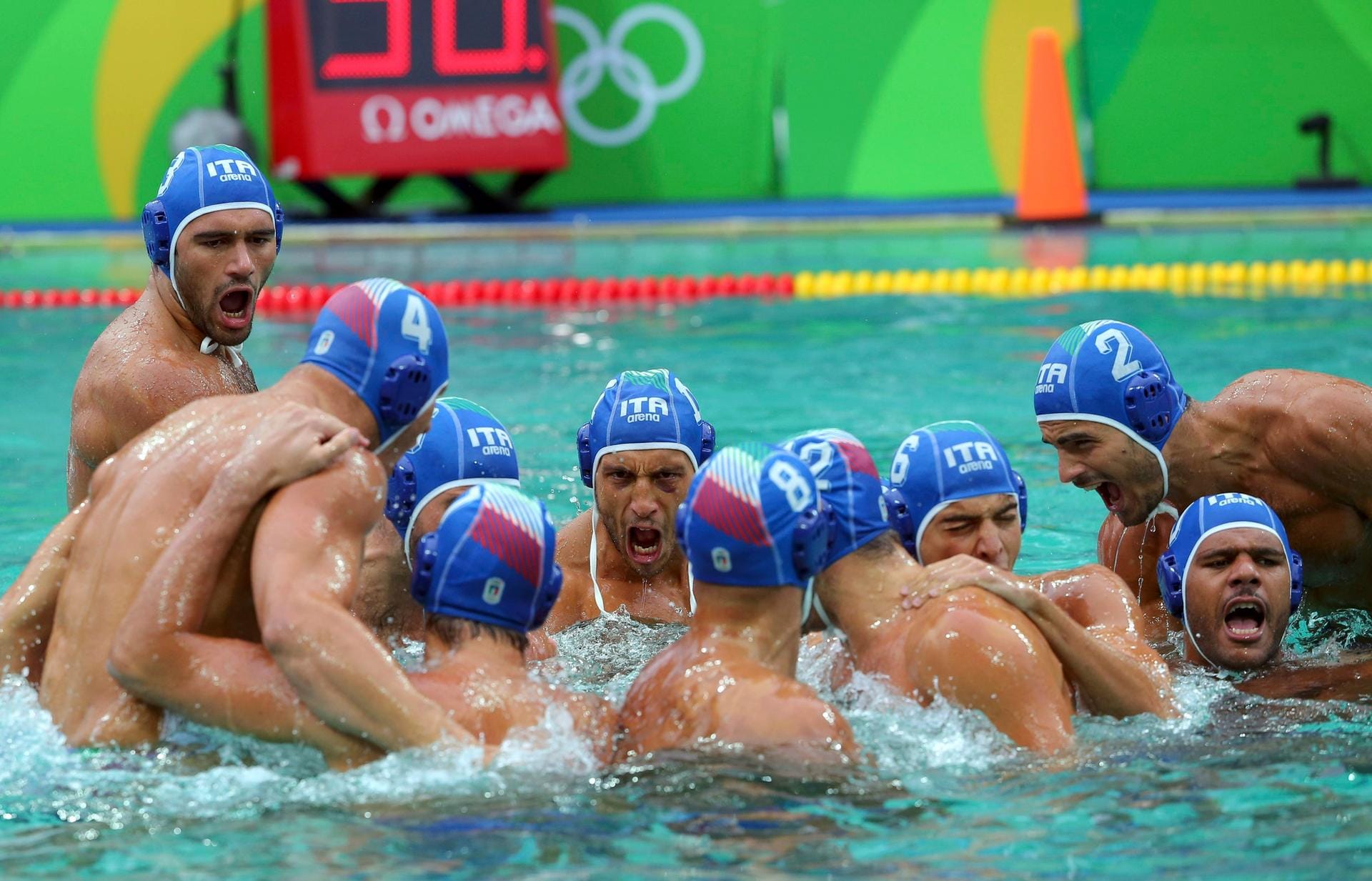 Badekappen voll Emotionen: Die italienischen Wasserballer waren beim Spiel gegen Montenegro von ihrer eigenen Darbietung angetan.