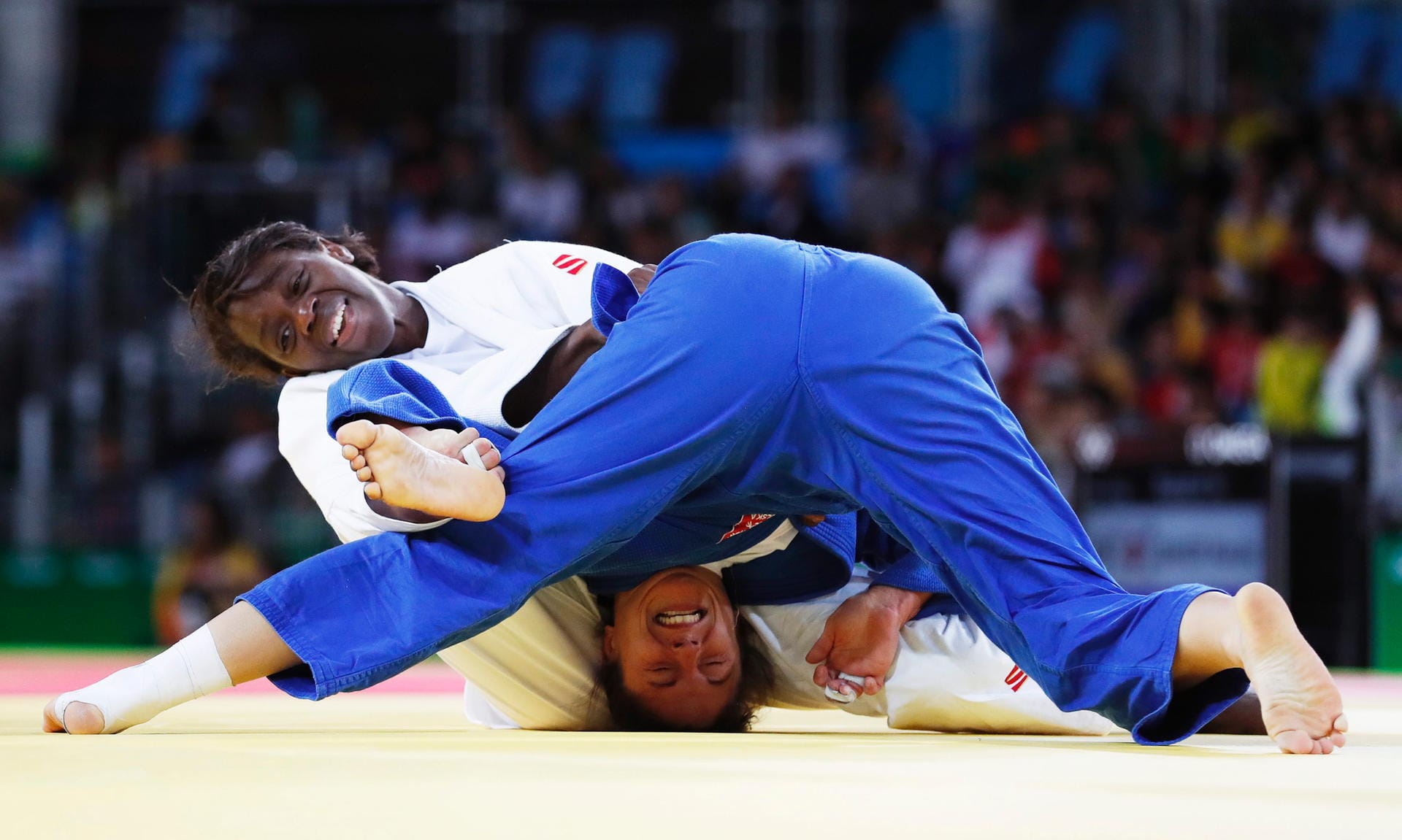Kopfstand in der Not: Die spanische Judoka Maria Bernabeu brachte die Polin Katarzyna Klys durch einen festen Griff in Schwierigkeiten.