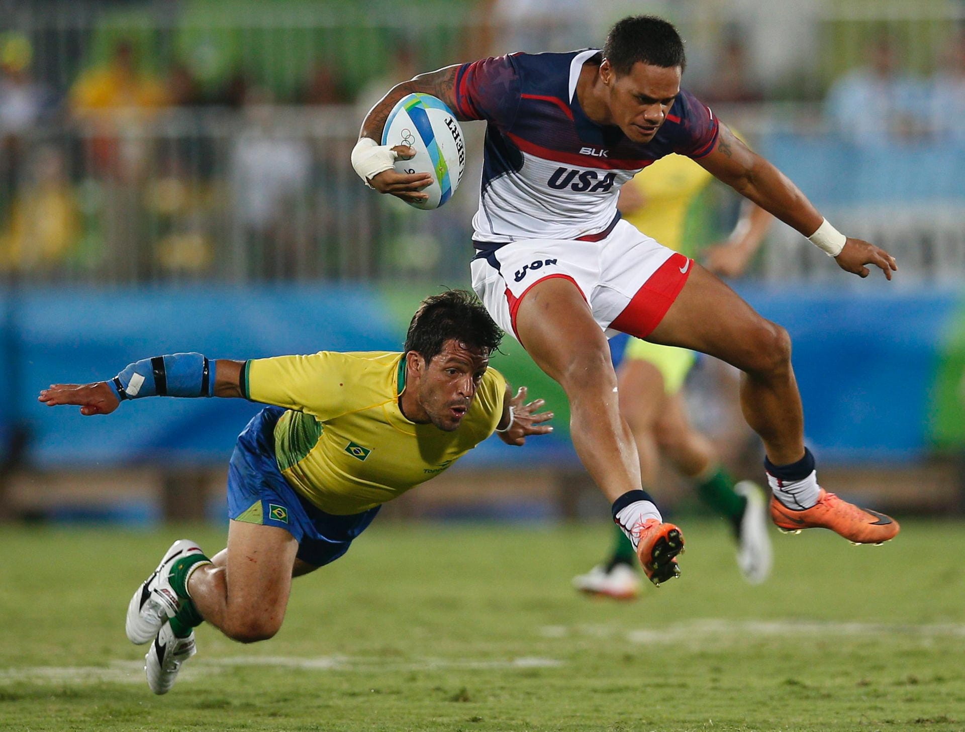 Rugby beflügelt: Der Brasilianer Luca Duqe hob im Vollsprint zum Tackling gegen Maka Unufe aus den USA ab. Beide zeigten eine Flugshow par excellence.