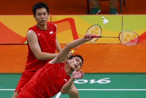 Vollen Einsatz zeigen die beiden indonesischen Badminton-Spieler Mohammad Ahsan und Hendra Setiawan in ihrem Doppel-Match gegen die Chinesen Chai Biao und Hong Wei.