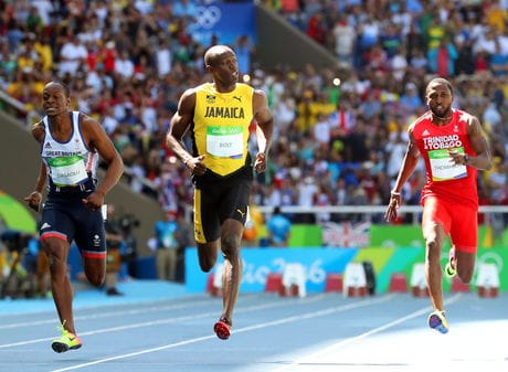"Die laufende Legende" - Usain Bolts erster Auftritt bei diesen Olympischen Spielern erinnert eher an einen lockeren Jogginglauf als an ein 100 Meter Rennen. Bereits 20 Meter vor dem Ziel lässt er es im Vorlauf auslaufen. Mit 10,07 Sekunden erreicht der Jamaikaner ohne Mühe das Halbfinale.