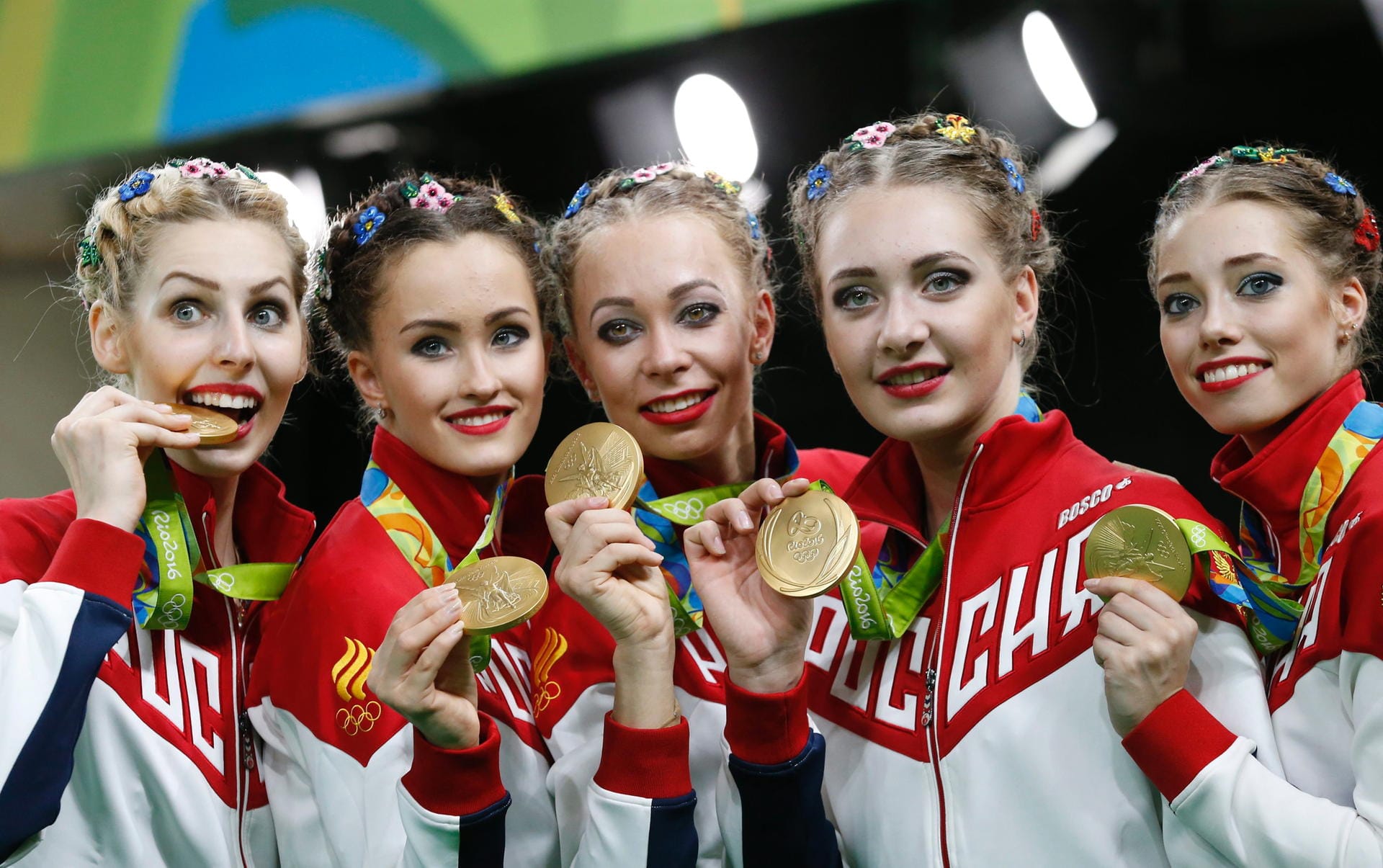 Die russische Auswahl freut sich über den Olympiasieg in der Rhythmischen Sportgymnastik.
