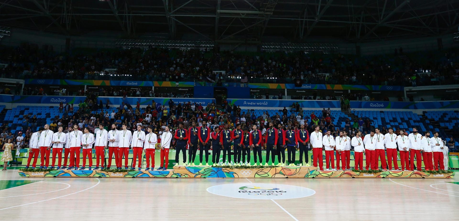 Großes Aufgebot: Die Basketballer von Serbien, der USA und Spanien (von links nach rechts) feiern ihre Medaillen bei den Olympischen Spielen.