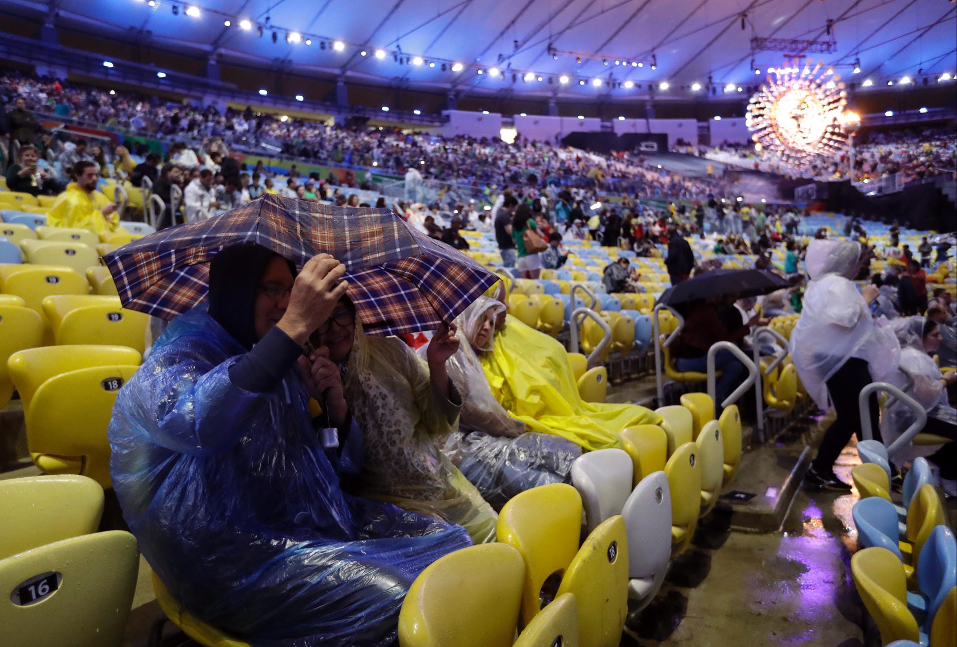 Ganz schön ungemütlich: Schon vor der Abschlussfeier fegten heftige Windböen durch das Maracana-Stadion - auch starke Regenschauer begleiteten die Zeremonie.