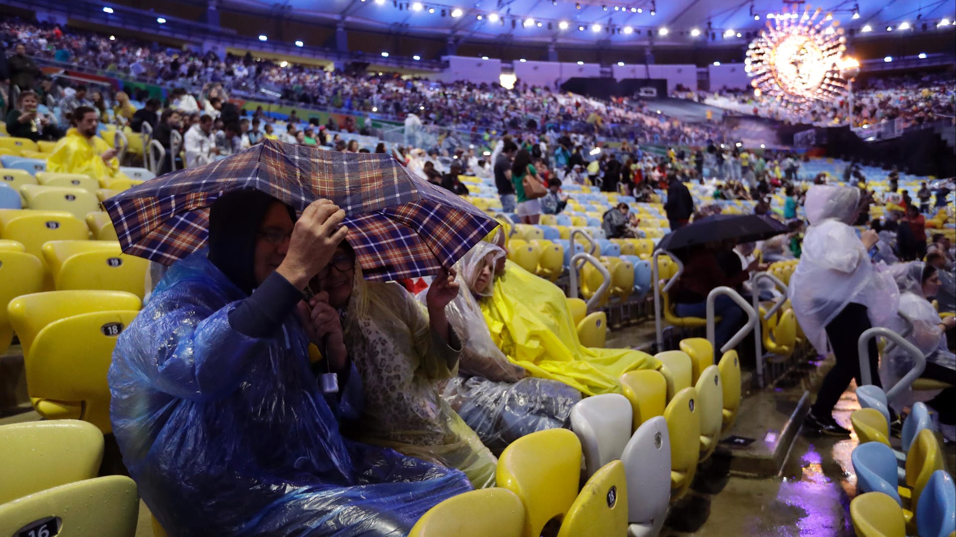 Ganz schön ungemütlich: Schon vor der Abschlussfeier fegten heftige Windböen durch das Maracana-Stadion - auch starke Regenschauer begleiteten die Zeremonie.