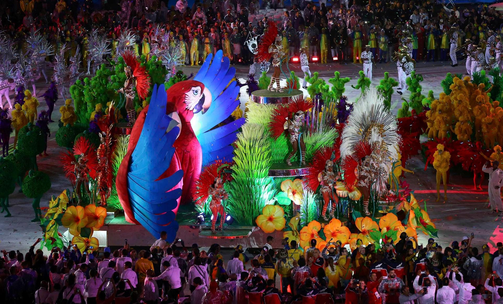 Samba de Janeiro bei der Schlussfeier in allen Farben.