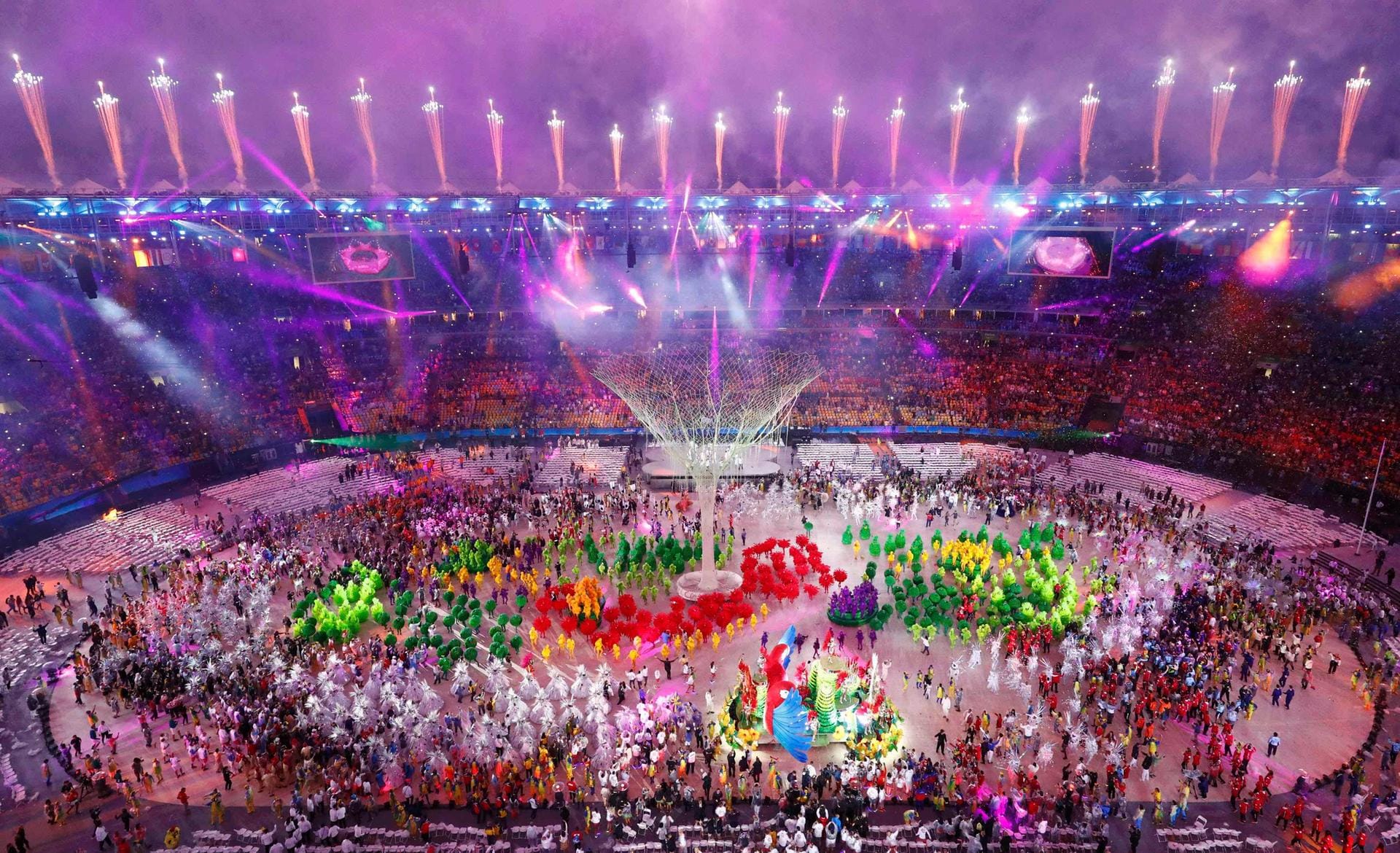 Farbspektakel soweit das Auge reicht: Rio de Janeiro verabschiedet sich mit einer pompösen Abschlussfeier von Sportlern und Fans.