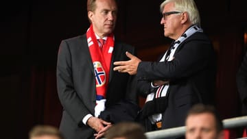 Deutschland eröffnet die WM-Qualifikation in Norwegen, genauer gesagt in Oslo. Das lässt sich Frank-Walter Steinmeier (re.) nicht entgehen, der Außenminister trifft sich unter anderem mit seinem Amtskollegen Borge Brende.