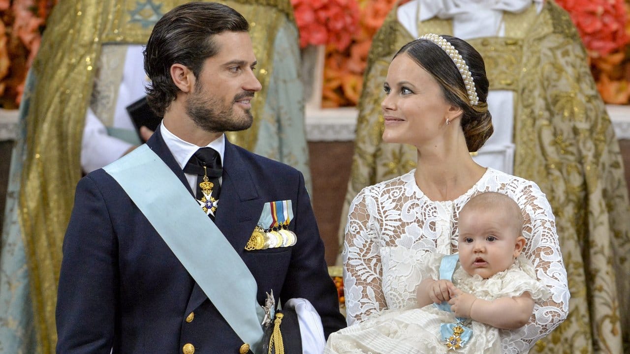 Familienfoto: Prinz Alexander auf dem Arm seiner Mutter Sofia, daneben sein Vater Prinz Carl Philip.