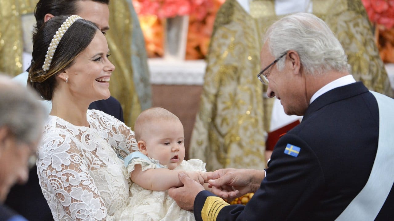 Schwedens Prinzessin Sofia hält den Täufling, den kleinen Prinzen Alexander.