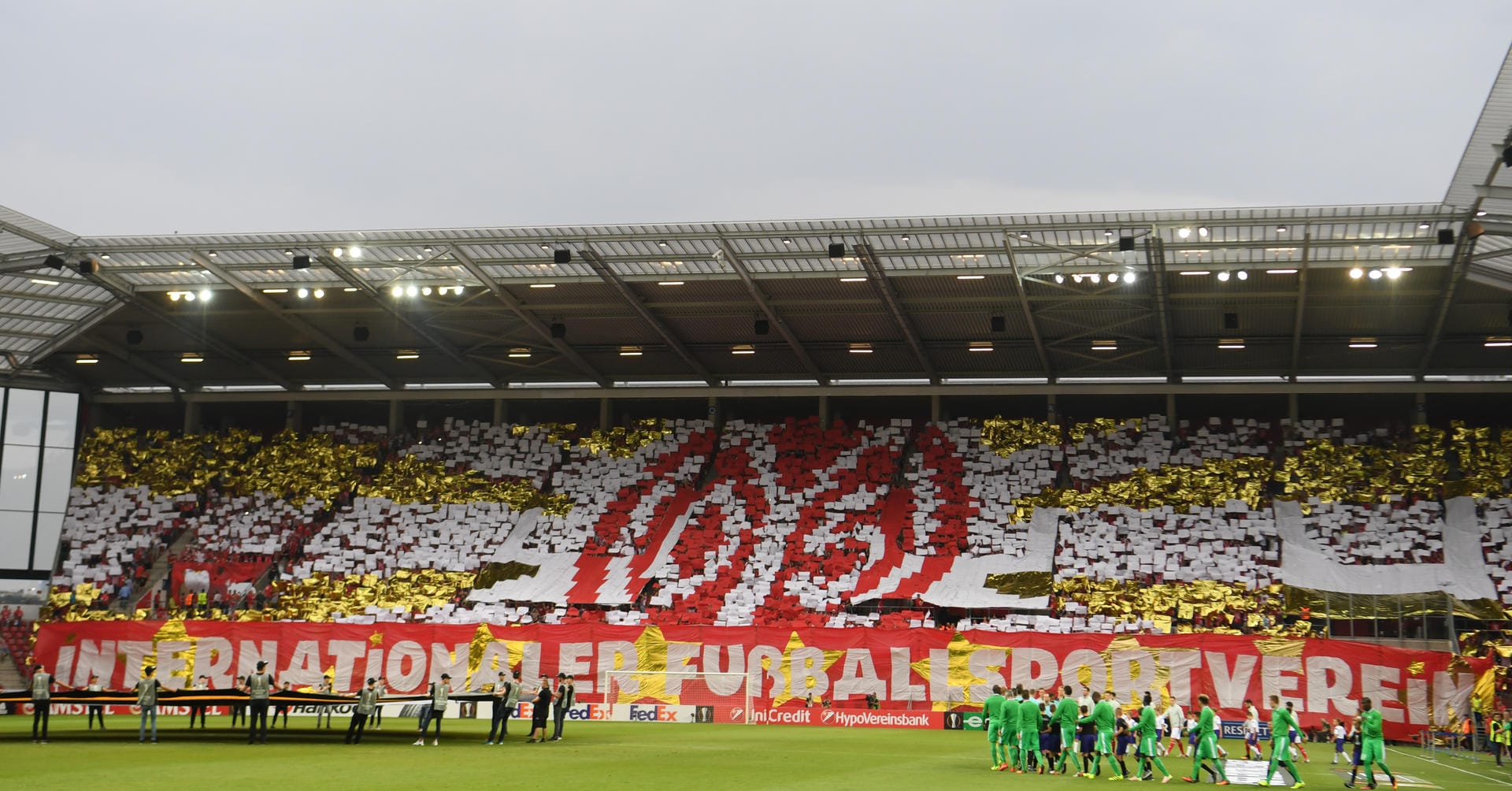 Nach dem verrückten 4:4 am Bundesliga-Wochenende gegen Hoffenheim ist Mainz heiß auf Europacup. Die Fans der 05er packen eine sehenswerte Choreographie aus, um die AS Saint-Étienne zum ersten Spiel der Europa-League-Saison zu begrüßen.