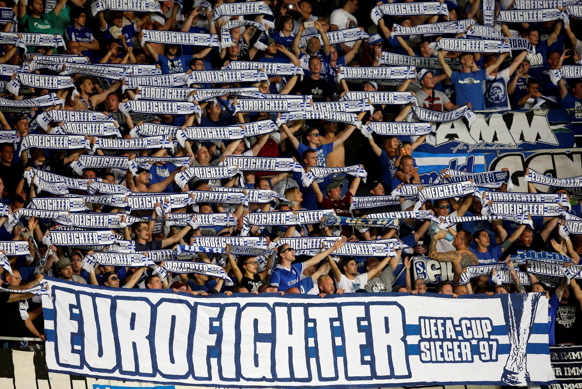 Zum Start in die Europa League erinnern die Schalker Fans an den letzten internationalen Triumph der Knappen und beschwören den Zauber der damaligen "Eurofighter".