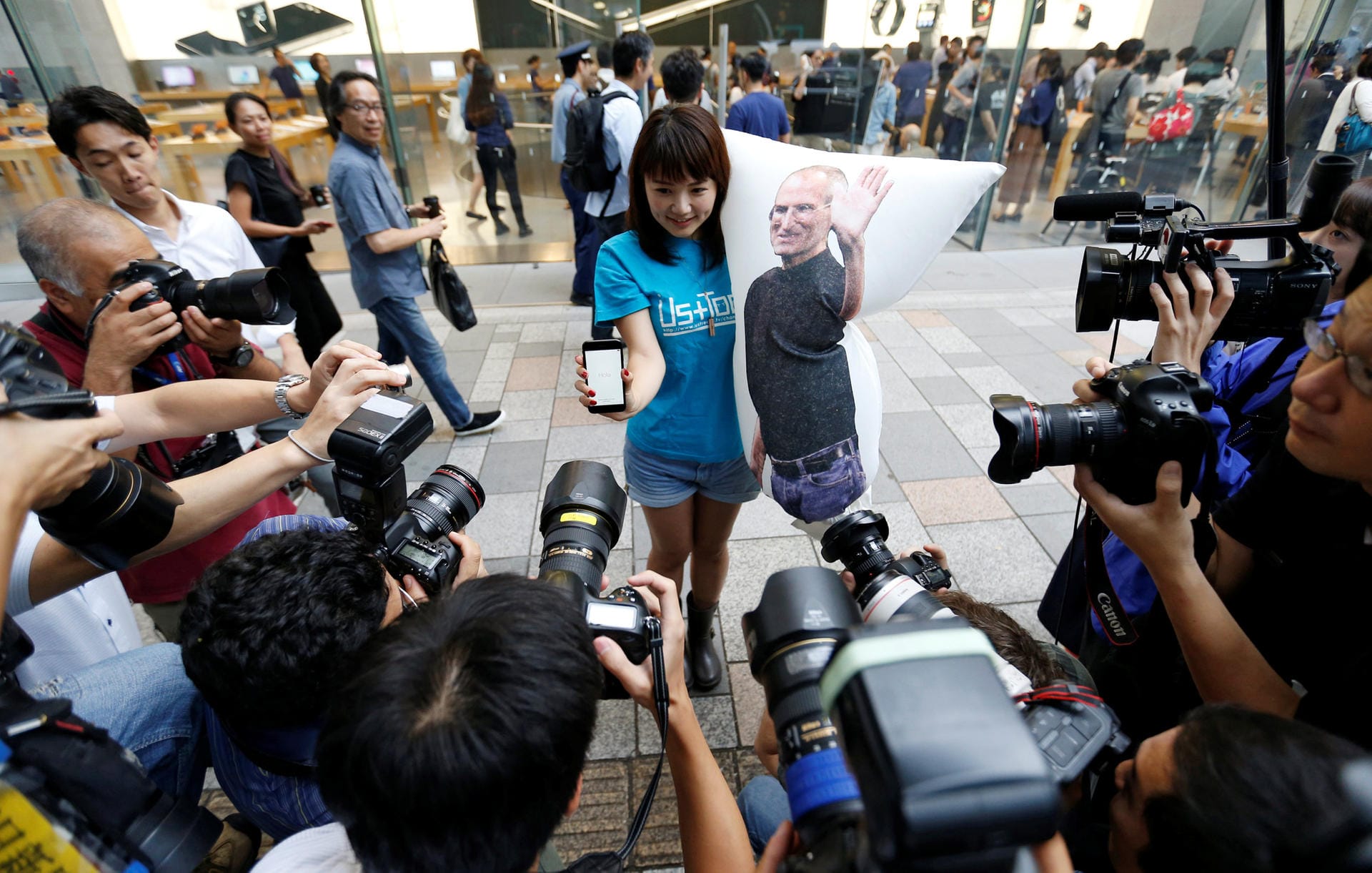 Tominaga stahl mit ihrem Steve-Jobs-Kissen allen anderen Apple-Fans die Show.