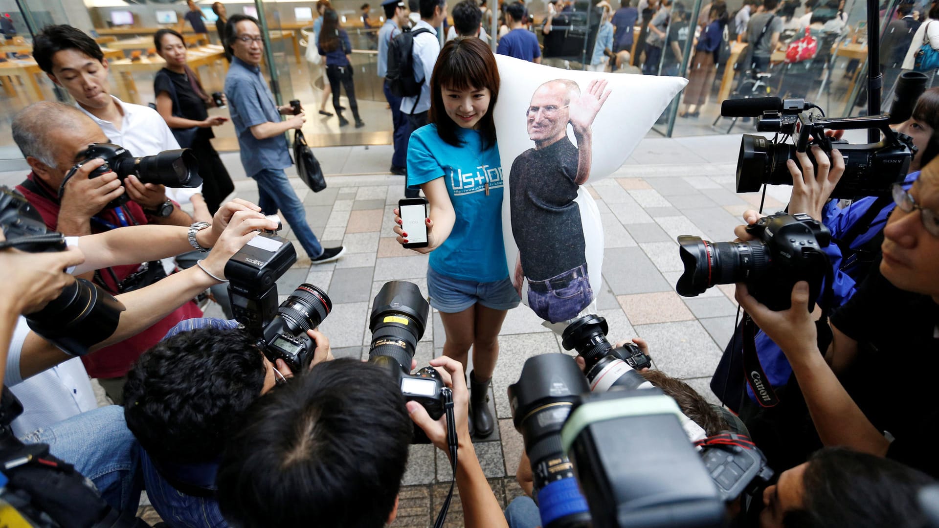 Tominaga stahl mit ihrem Steve-Jobs-Kissen allen anderen Apple-Fans die Show.