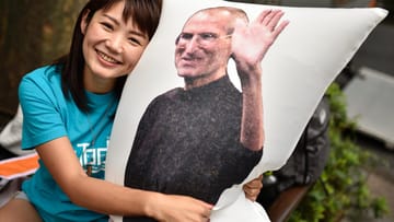 Ob ihm das iPhone 7 gefallen hätte oder nicht – Steve Jobs musste zum Verkaufsstart mit.