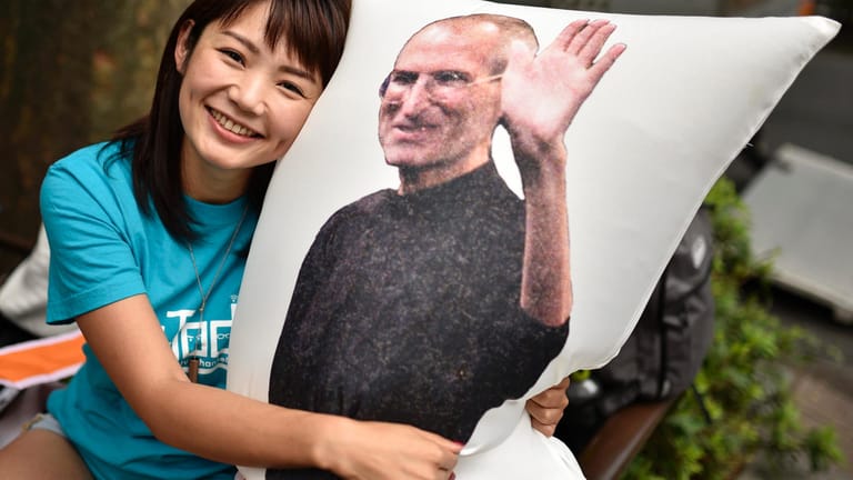 Ob ihm das iPhone 7 gefallen hätte oder nicht – Steve Jobs musste zum Verkaufsstart mit.