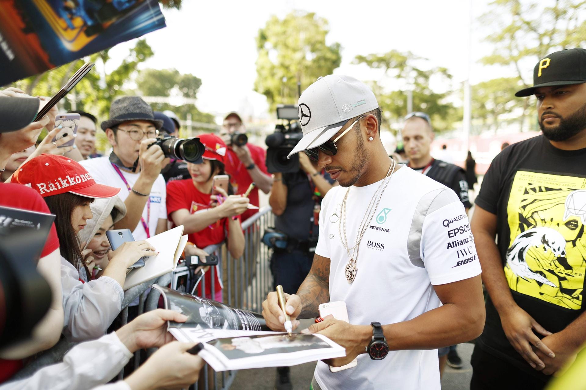Gefragter Mann: Lewis Hamilton gibt den Fans bereitwillig Autogramme.