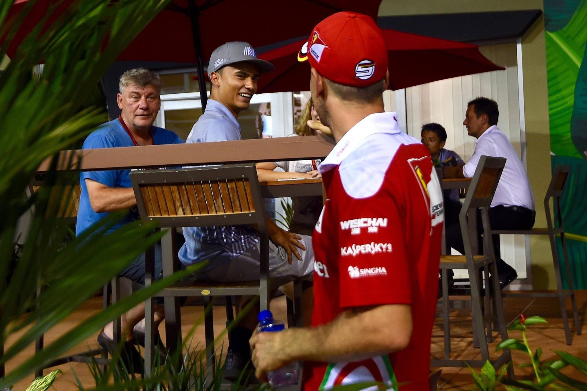"Hallo, wie geht's?": Sebastian Vettel (vorne) hält ein kurzes Schwätzchen mit Pascal Wehrlein.