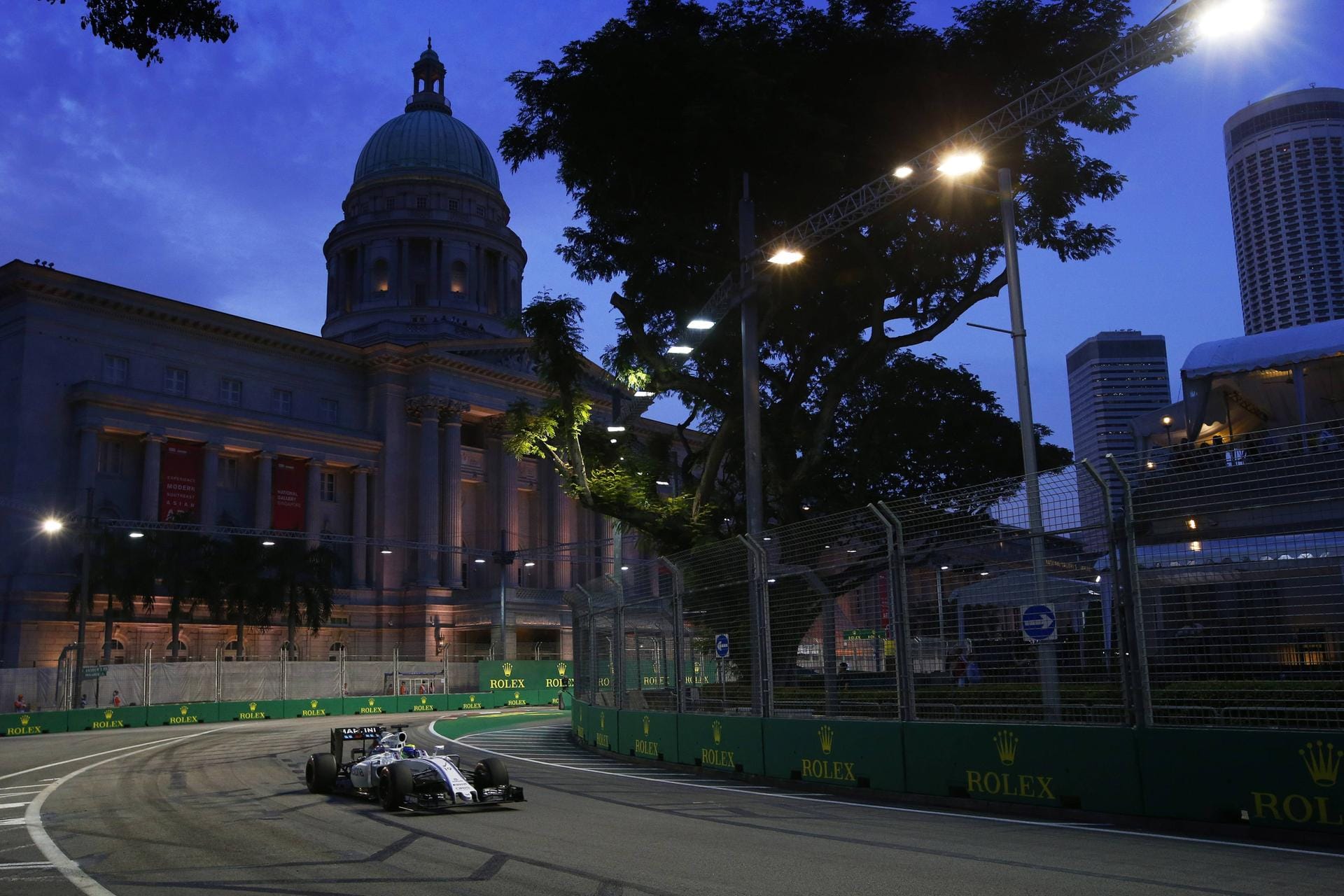 Felipe Massa rast im Scheinwerferlicht über die Strecke.