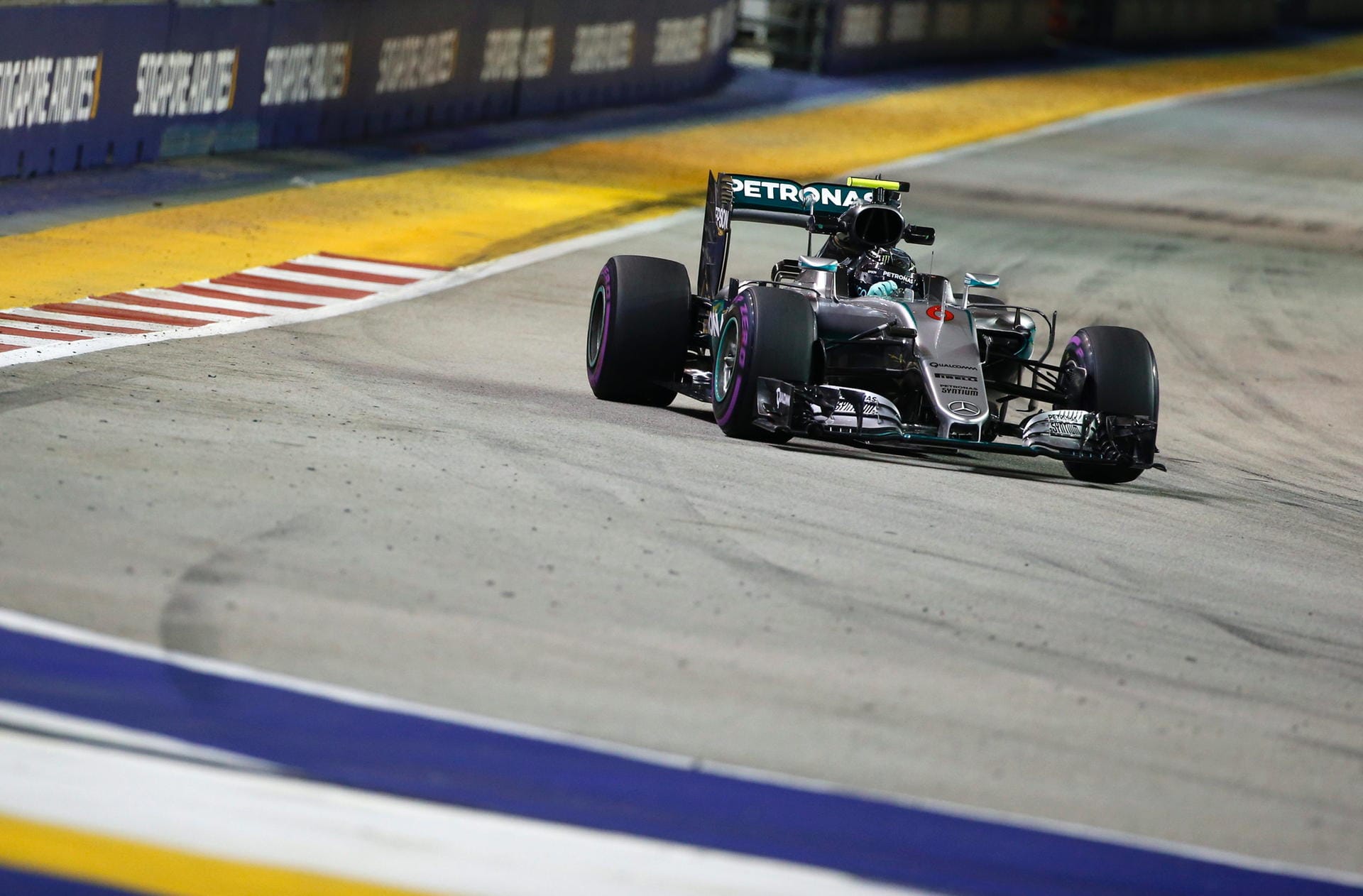 Schnell unterwegs: Im zweiten Training rast Mercedes-Pilot Nico Rosberg zur Bestzeit.