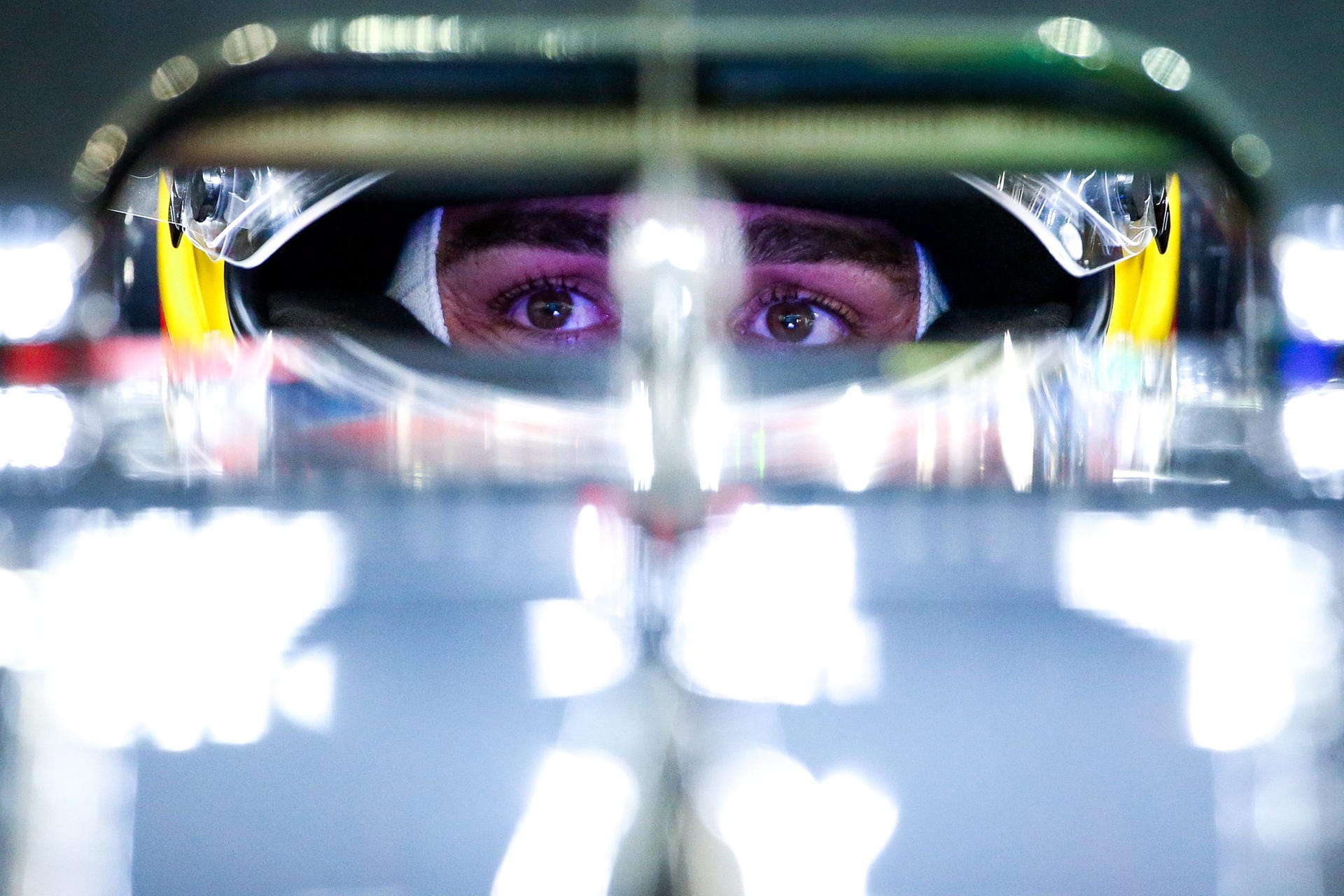 Hochkonzentriert: Fernando Alonso wartet in der Box auf seinen Einsatz.