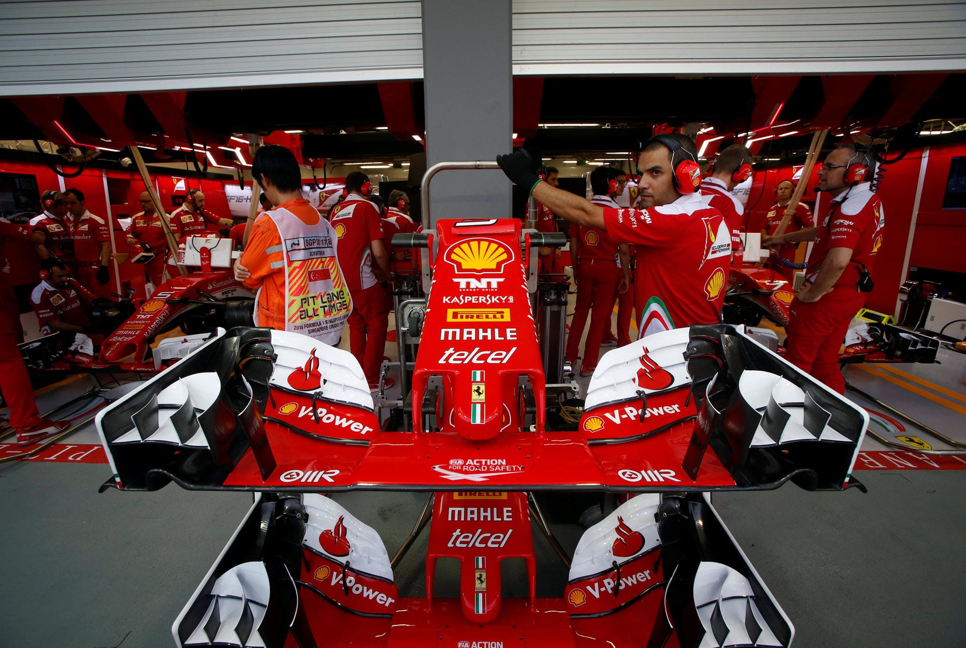 Neue Nase gefällig? Hektische Betriebsamkeit in der Ferrari-Box.
